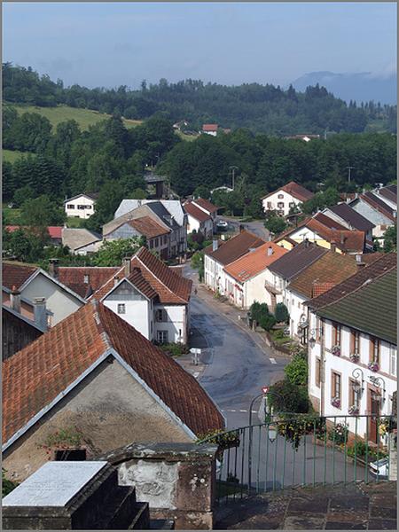 Vue du Centre depuis le porche de l'église.