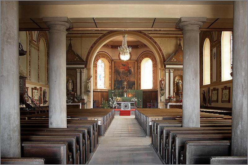 Intérieur de l'église, vue vers le choeur.