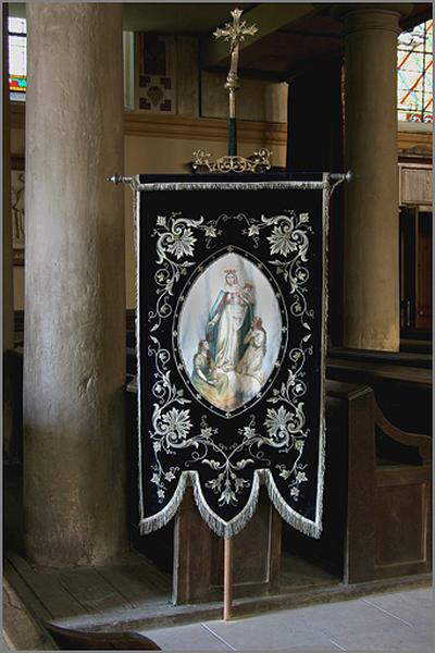 Vue de la bannière montée sur une croix de procession.