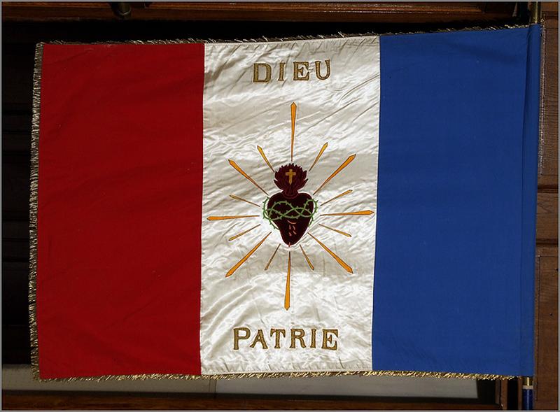 Drapeau de la République française frappé du Sacré-Coeur