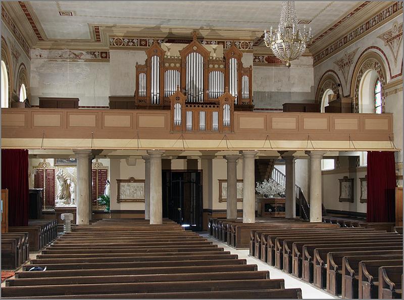 Intérieur de l'église, vue vers la tour.