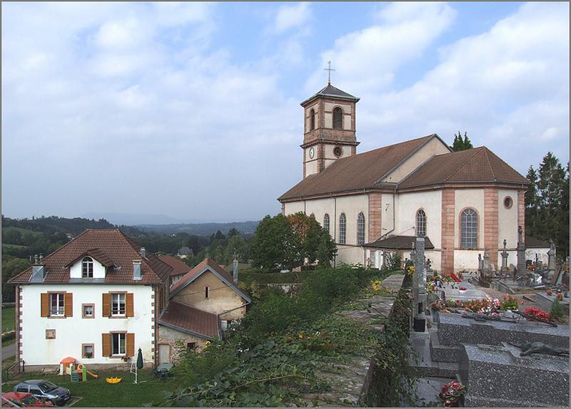 Vue de l'ensemble des bâtiments depuis l'est.