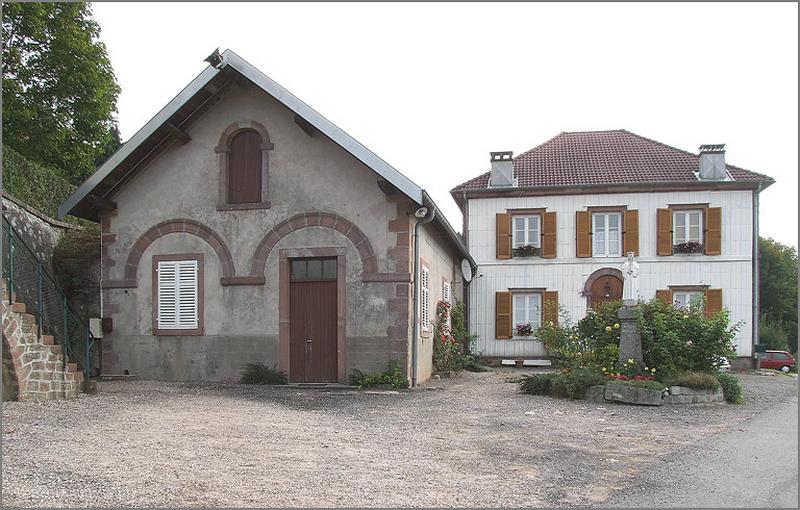 Vue de la chapelle et du presbytère.