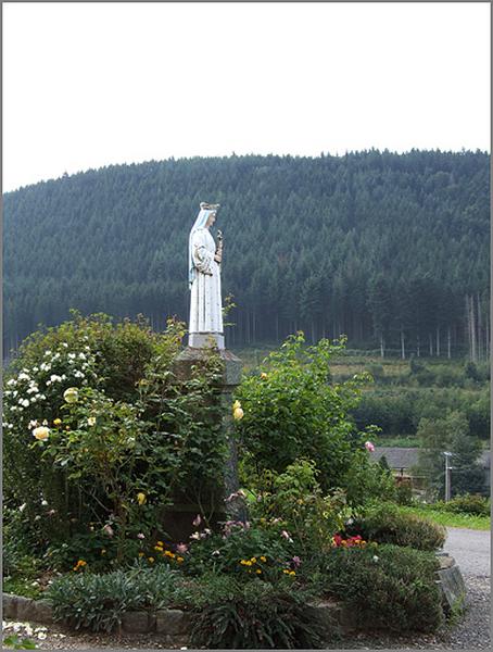 Lusse, Jardin-de-la-Cure, monument commémoratif paroissial de la guerre 1870-1871. Vue de profil.