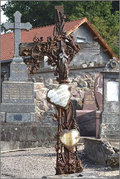 Ensemble de tombeaux avec croix en fonte