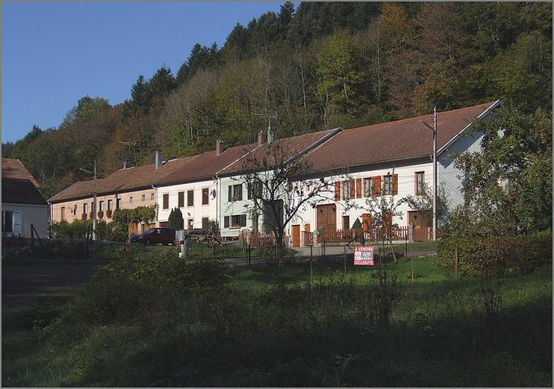 Bloc de fermes, vue de trois-quarts droit.