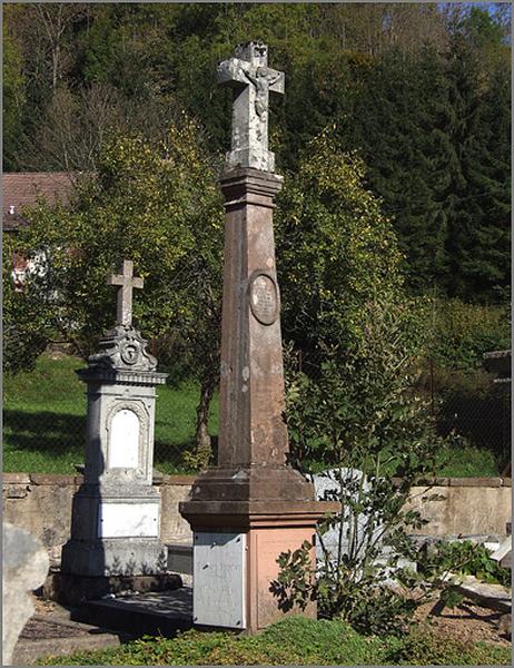 Croix de cimetière dédiée au curés Prévot et Stirrarbach.