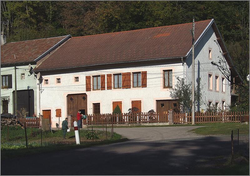 Ferme, élévation antérieure, vue de trois-quarts droit.