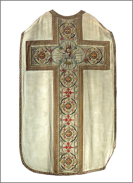 Chasuble blanche, vue générale du dos.