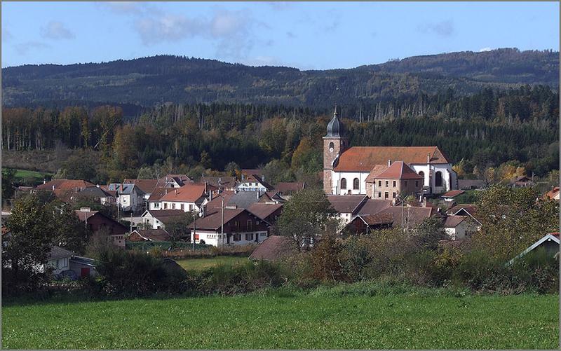 Vue générale de l'église et du presbytère.