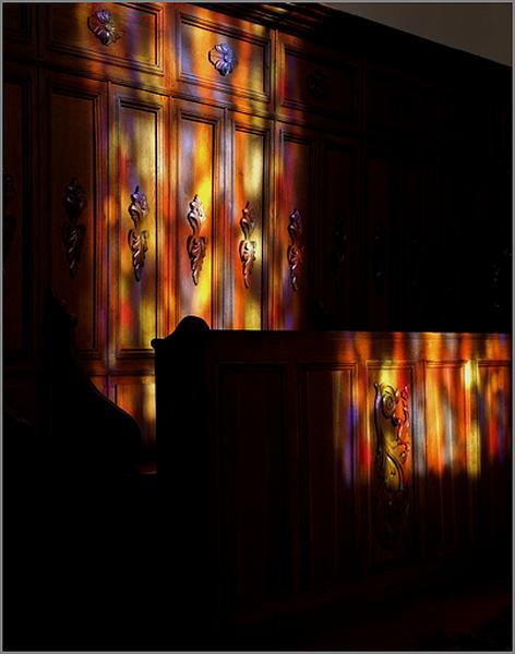 Mur nord du choeur éclairé par les verrières colorées, vue de trois-quarts gauche.