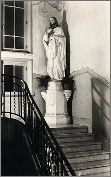 Statue du Sacré-Coeur, dans l'escalier de l'école, aujourd'hui disparue.