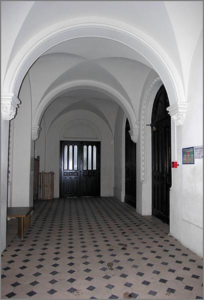 Vue intérieure du narthex depuis l'entrée sud.