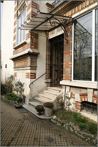 Façade latérale, entrée, détail.