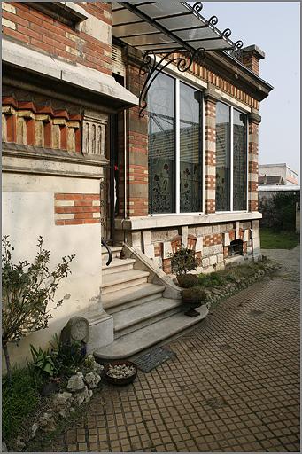 Façade latérale, entrée.