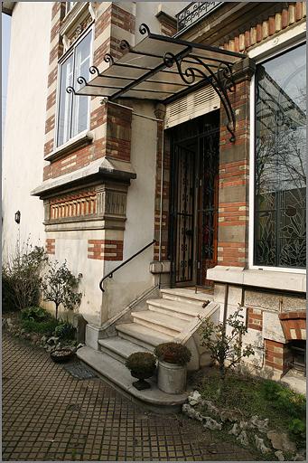 Façade latérale, entrée, détail.