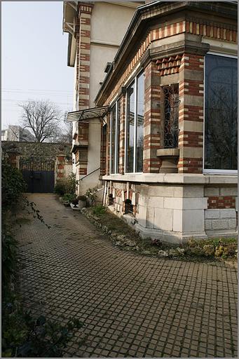 Façade latérale, trois quarts droit.