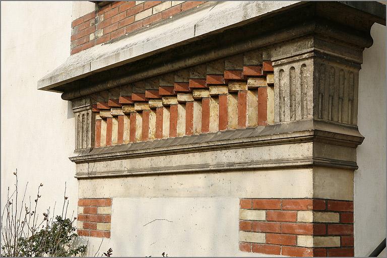 Façade latérale, détail du décor.