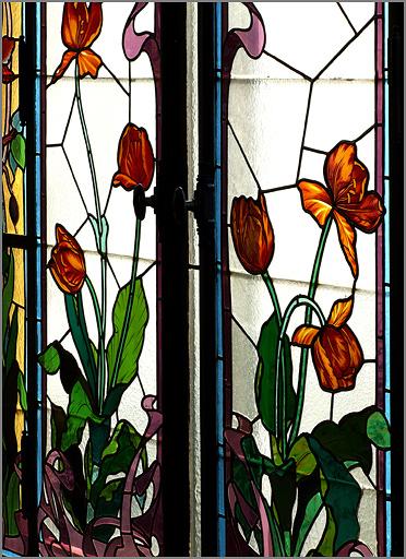 Verrière n° 4, détail du décor de tulipes.