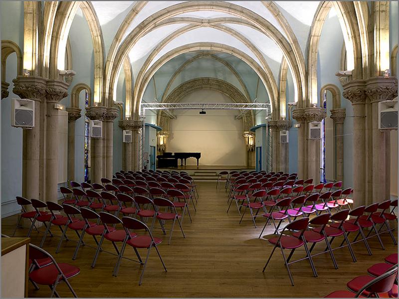 La nef (partie haute transformée en salle polyvalente), vue vers le choeur.