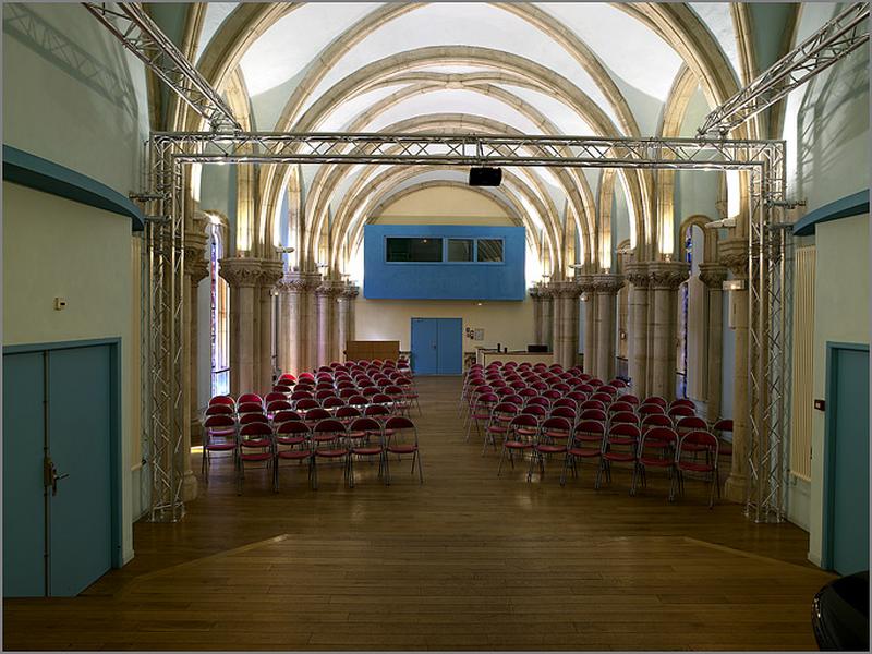 La nef (partie haute transformée en salle polyvalente), vue vers l'entrée.