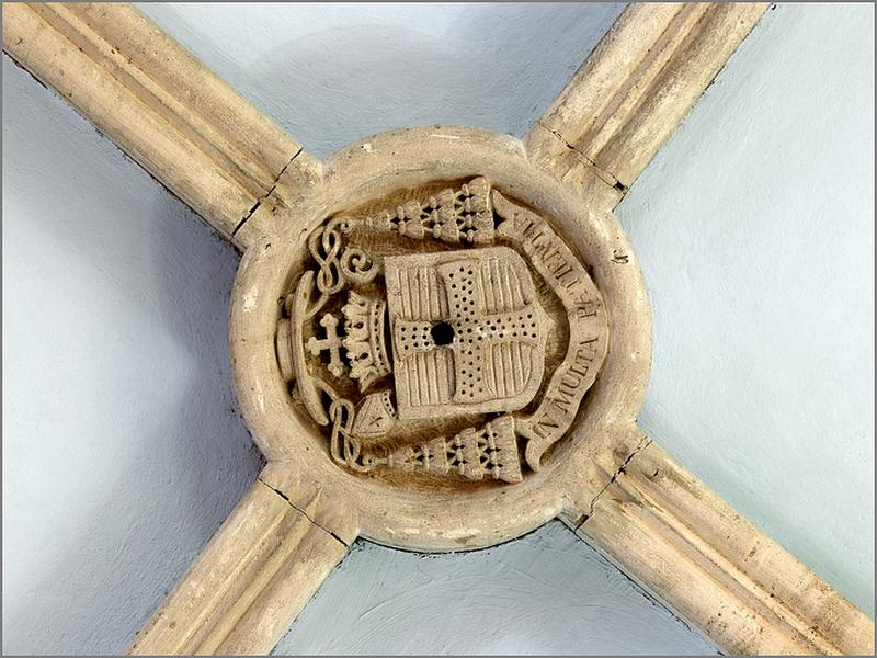 Clé de voûte de la croisée du transept : armoiries de Mgr Foulon.