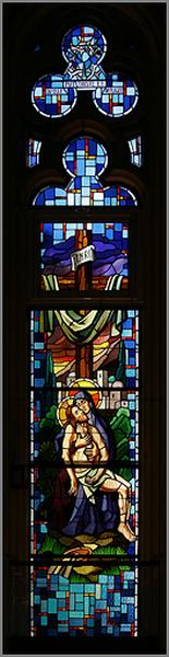 Verrière 13 : la Vierge de Pitié.