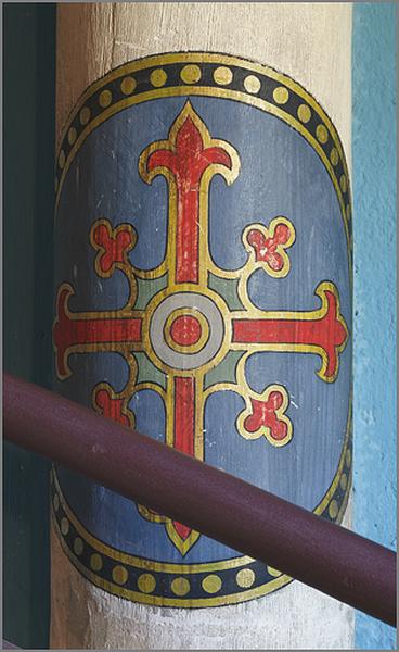 Croix de sacralisation peinte sur une colonne de la nef.