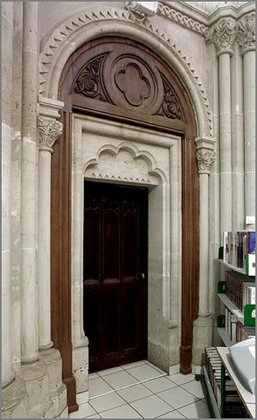 Choeur, mur sous-appui : porte latérale gauche.