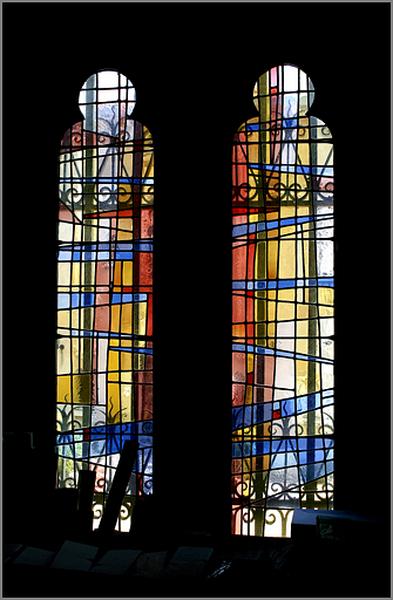 Verrière de l'ancienne sacristie accolée au chevet de la chapelle, côté sud.