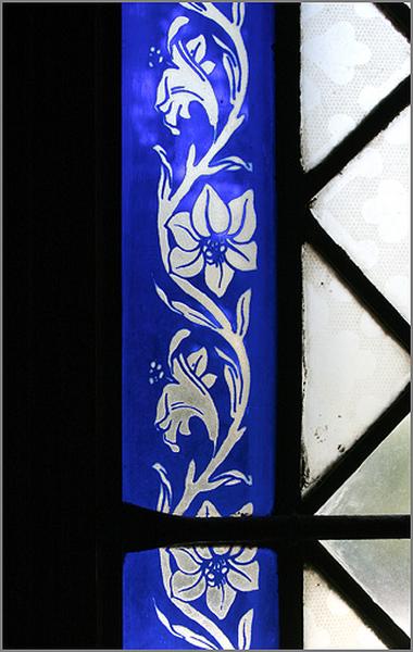 Verrière de l'ancienne sacristie accolée au chevet de la chapelle, côté nord, détail.