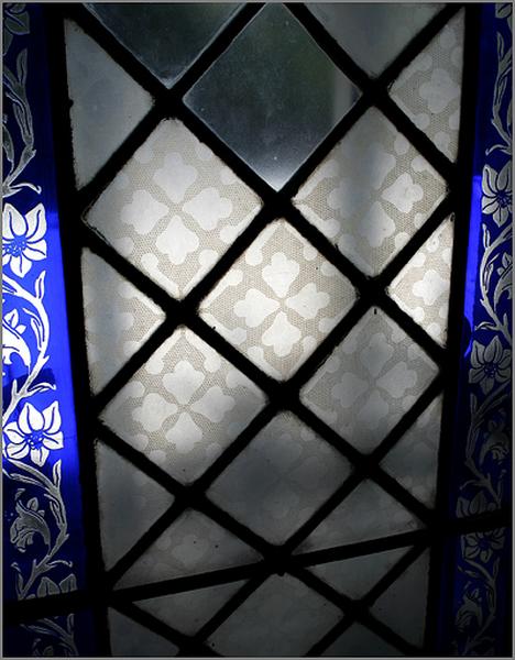 Verrière de l'ancienne sacristie accolée au chevet de la chapelle, côté nord, détail.