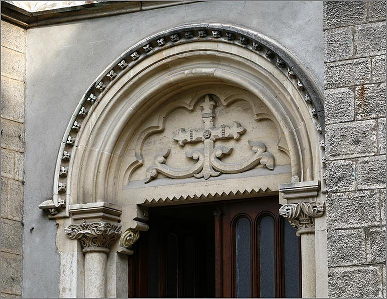 Façade latérale sud, détail du tympan de la porte.