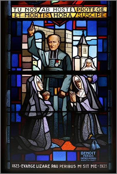 Verrière 0, détail du registre inférieur : l'abbé Daunot et les soeurs de la Sainte-Enfance de Marie devant l'église de Dommartin-la-Chaussée.