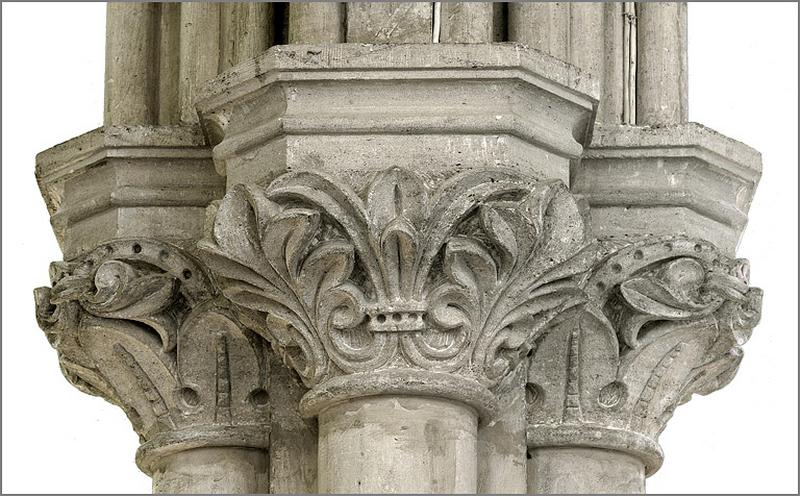 Colonne de la nef (partie supérieure), détail d'un chapiteau.