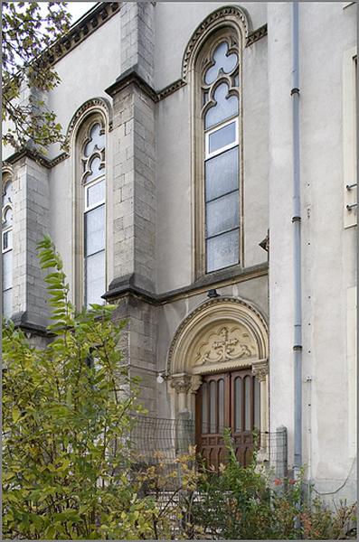 Façade latérale sud, détail de la travée d'entrée.