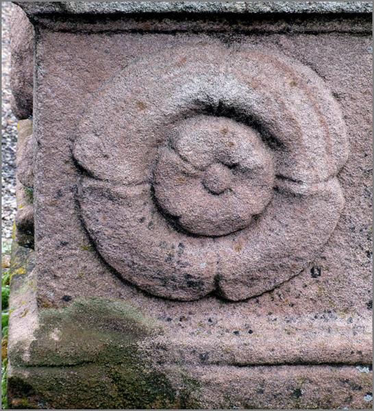 Sculpture de la base du socle.