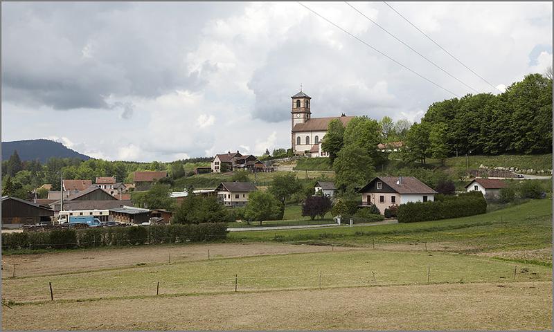Vue générale de l'église depuis la scierie.