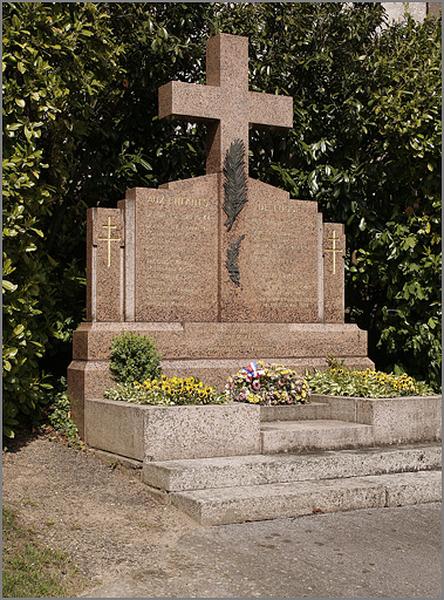 Lusse, le Village, monument aux morts de la guerre de 1939-1945, vue d'ensemble.