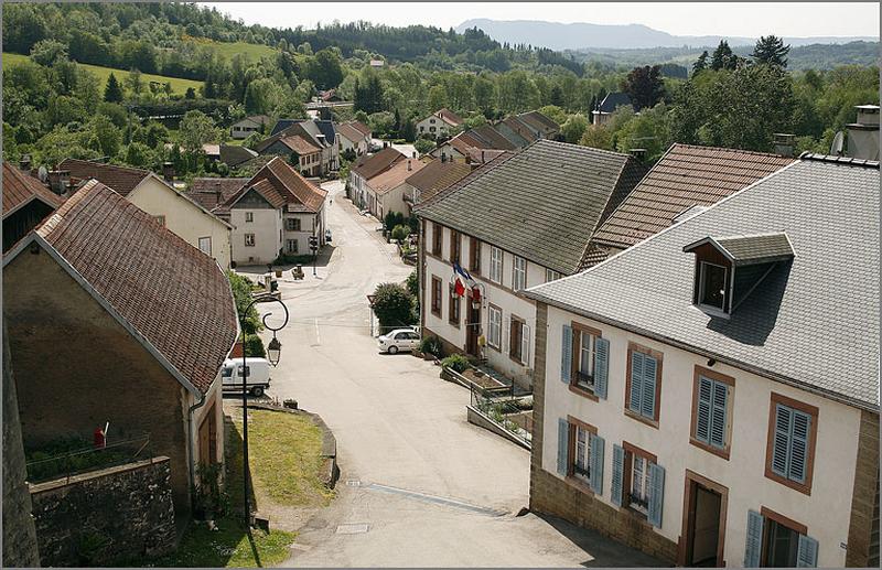 Vue de la rue principale depuis l'église.