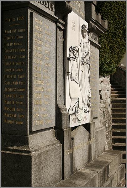 Lusse, le Village, monument aux morts de la guerre de 1914-1918, vue de trois quarts gauche.