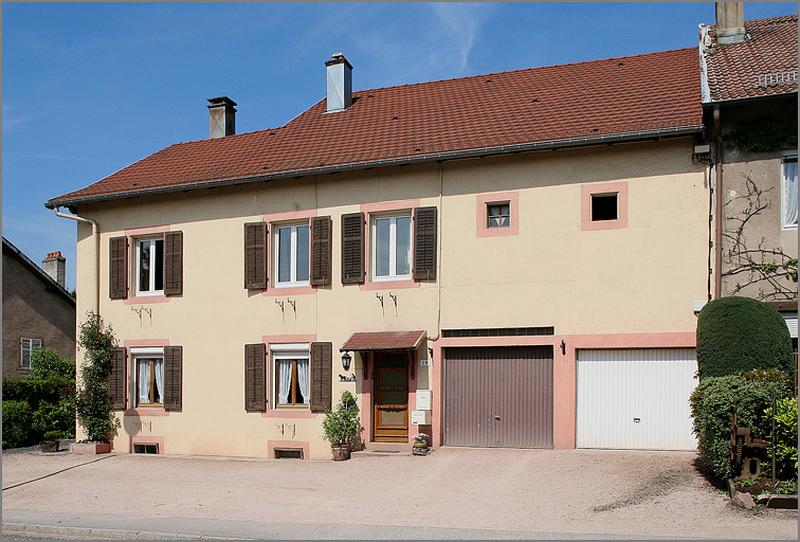 Ferme, actuellement maison. Vue d'ensemble.