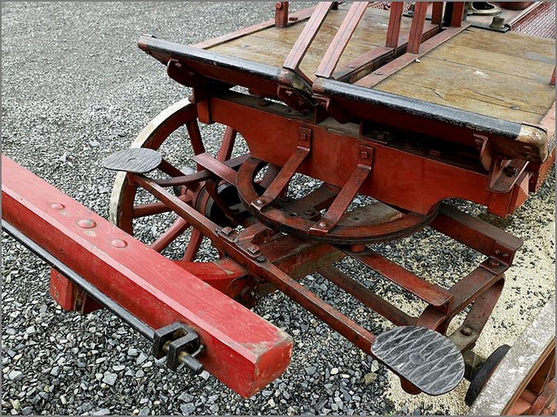 Pompe à incendie de la Petite-Fosse. Détail du train avant.