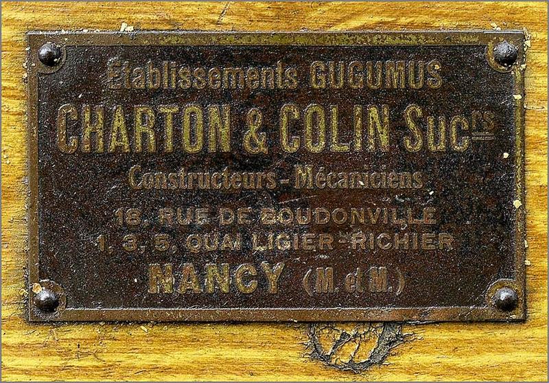 Pompe à incendie de la Petite-Fosse. Détail de la plaque constructeur.