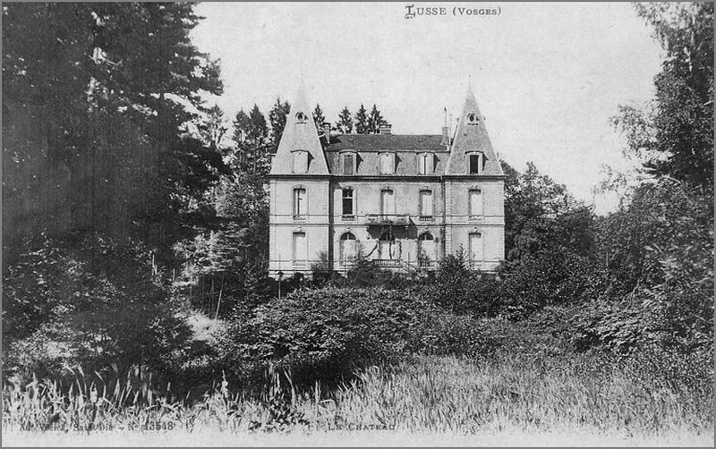Vue d'ensemble de la façade antérieure.