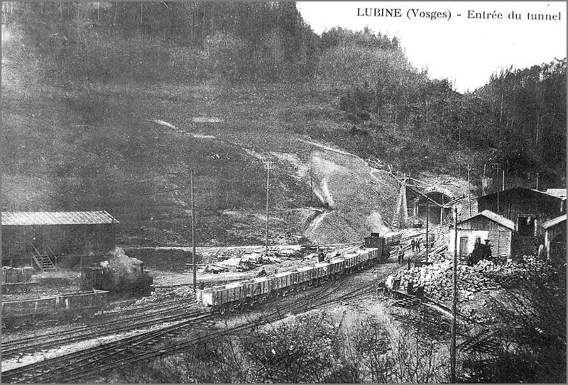 Vue du chantier de construction du tunnel.