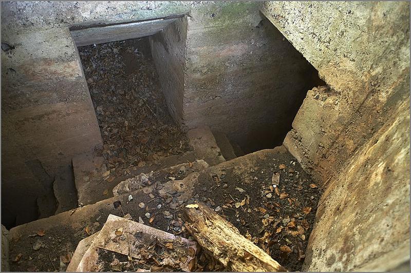 Blockhaus, vue de l'intérieur : escaliers desservant les galeries.