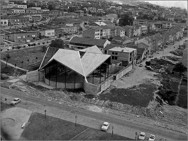 Le chantier de construction : couverture de la charpente de l'église, vue générale.