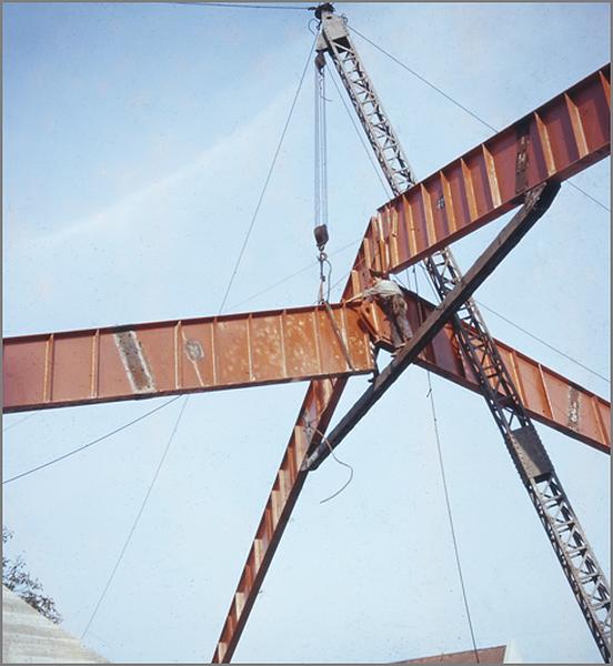 Le chantier de construction : montage de la charpente métallique.