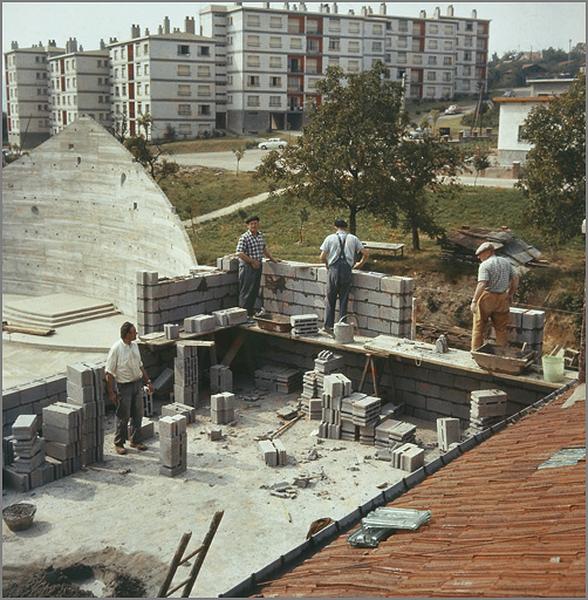 Le chantier de construction : édification des murs du foyer paroissial